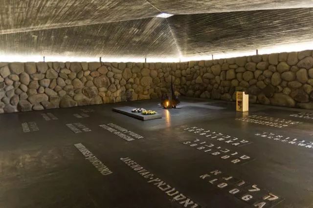 2001年,以色列政府在 耶路撒冷犹太大屠杀纪念馆 为何凤山铸碑纪念,碑