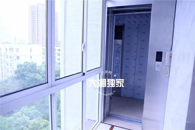 从图上可以看到,在单元楼的东侧阳台边,一部六层楼高的电梯已经安装
