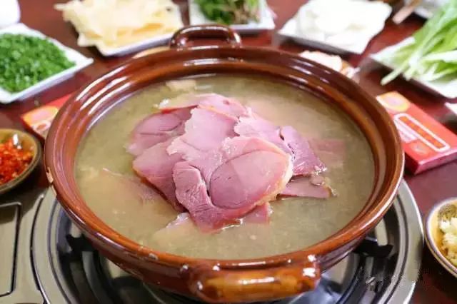 下雨天传统云南老火锅你认得几种每一锅都好吃到飞起来