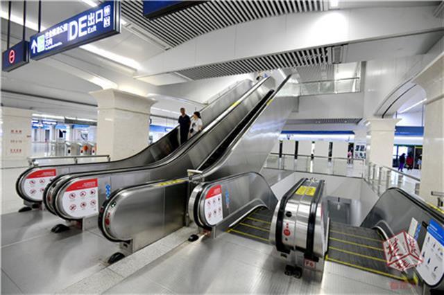 20部电梯方便进出香港路地铁站给人的第一印象就是大.