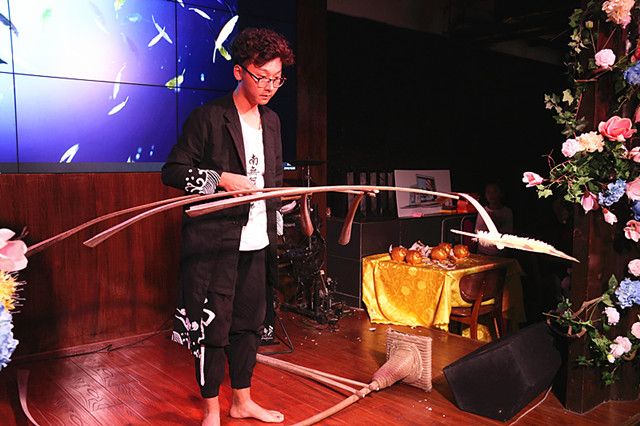 视频一根羽毛举足轻重记者目睹神奇的平衡术