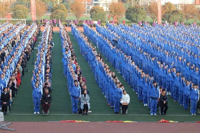 2000多学生集体跪拜父母遭质疑,学校官微回怼