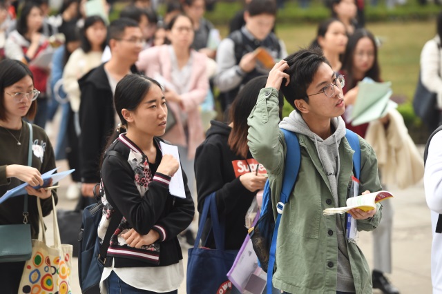 华南师范大学考点,考生们正有序进入考场.