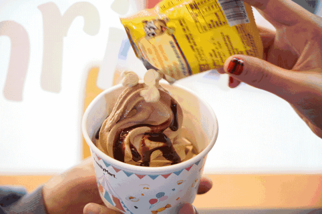 巧克力酱哦那可以来试一下圣代如果觉得只吃甜筒不过瘾fami阿华田味