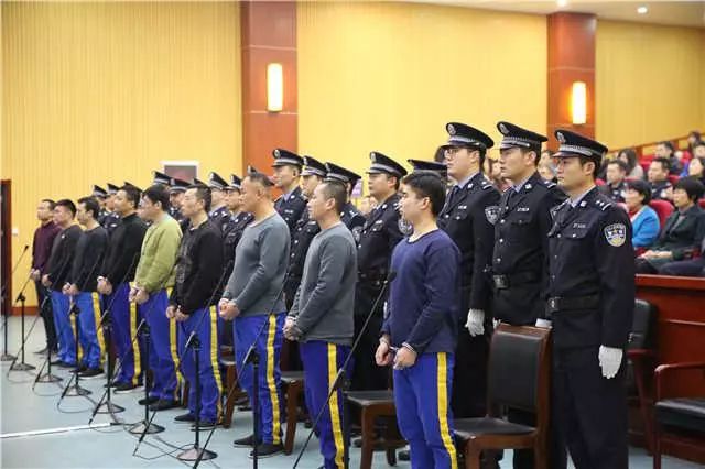 假维权,真涉黑!青岛隆泉泰物业负责人纠集人员滋扰闹事.