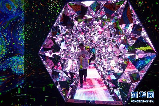 12月26日,参观者在体验梵高星空艺术展上的影像艺术互动装置.