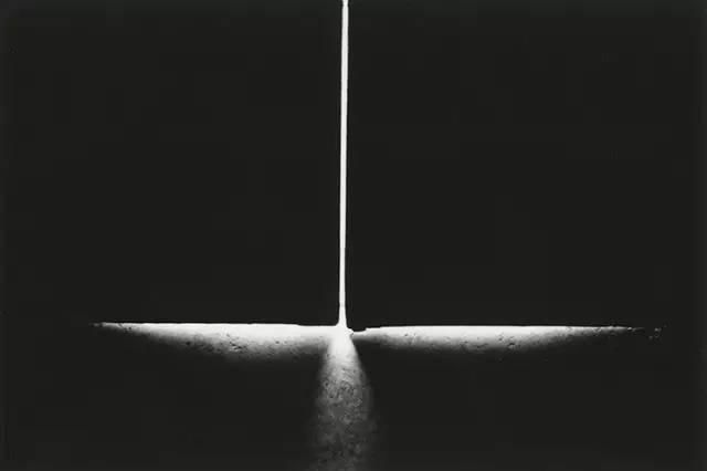 黑与白是永恒的主题,他的作品孤独得可怕!