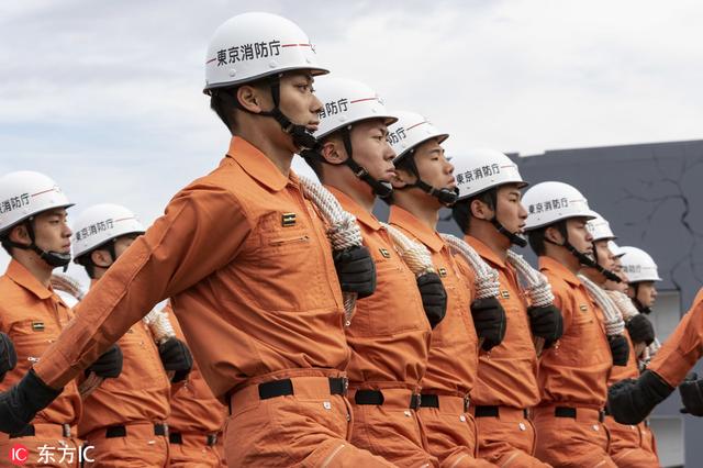 日本举行新年消防演习 消防员竹梯顶上玩杂耍