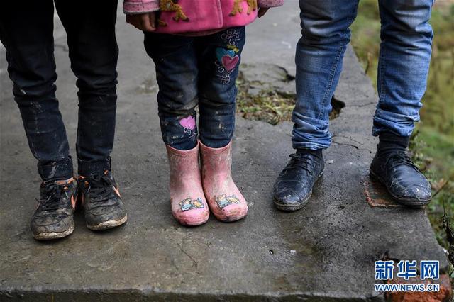 从村里到教学点,他们只能踩着泥泞的山路上下学