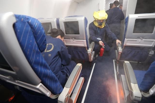 图:客舱释压旅客吸氧.图:迫降前防冲击动作示范.