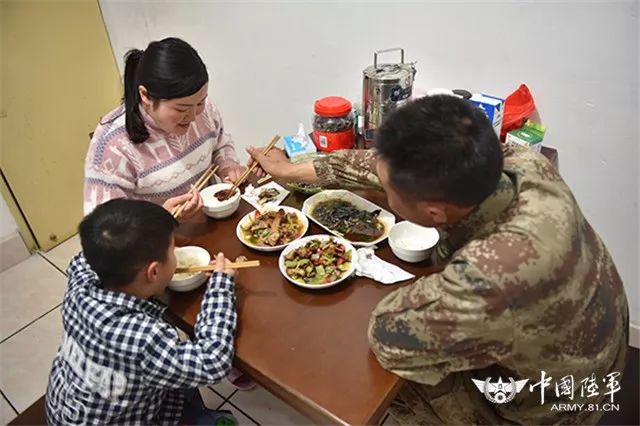 兵龄17载的邹伟老班长,和家人其乐融融的吃个小年饭.