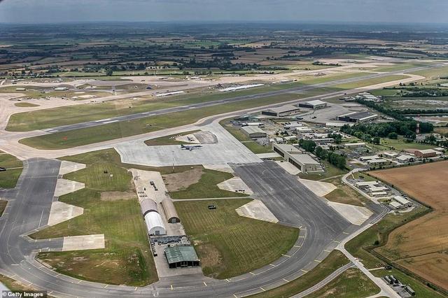 巨大的b52轰炸机降落在英国皇家空军基地为接下来军演做准备