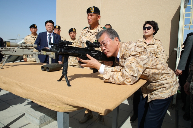 资料图:文在寅穿军装体验射击(青瓦台)