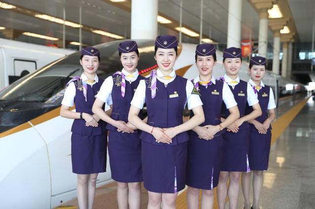 视频高铁小姐姐们换制服啦圆领变小v领