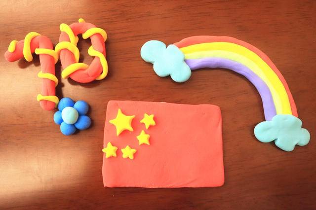 图3为粘土国旗.图4为小朋友兴奋地展示自己的粘土作品.钰彤 摄