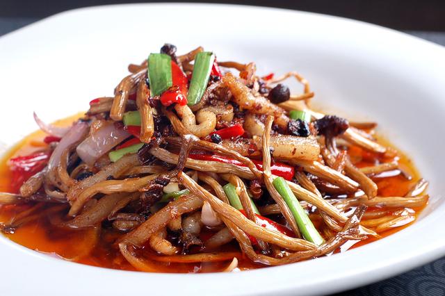 (2)茶树菇烧肉3,起锅上油,用少许油先将牛肉丝滑散,肉丝变色后,略放