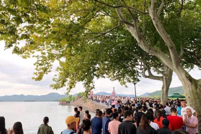 国庆西湖断桥变“人桥”,游客笑称:把wifi信号都挤断了休闲区蓝鸢梦想 - Www.slyday.coM 国庆西湖断桥变“人桥”,游客笑称:把wifi信号都挤断了休闲区蓝鸢梦想 - Www.slyday.coM