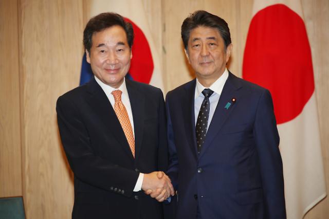 韩国首相:韩国总理与安倍晋三会谈 两人微笑握手(图) 24日上午,李洛渊与安倍晋三会面。(韩联社)