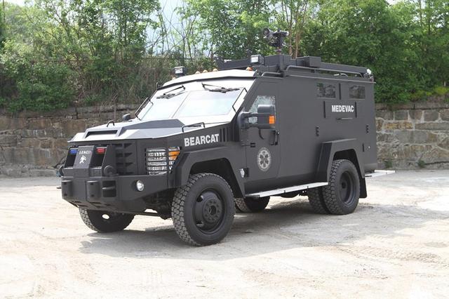 笨贼开车撞警车,车头撞稀烂对方却毫发无损,熊猫战车美特警最爱