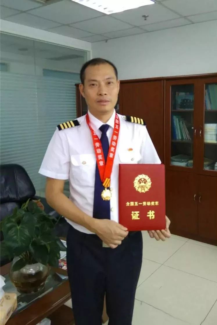 震撼人心丨英雄机长与张涵予合影晒出网友开过战斗机真不是吹