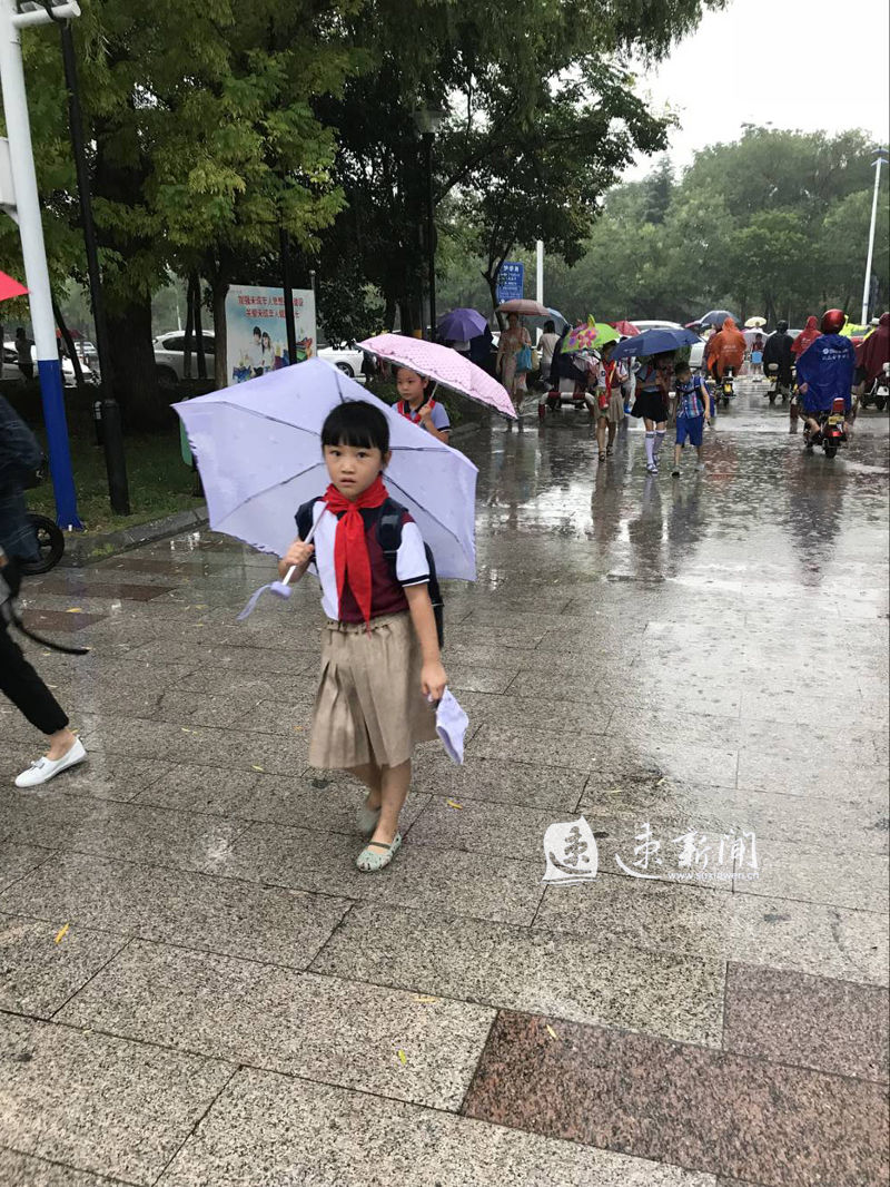 宿迁开学第一天雨水"报到",孩子们撑着小雨伞去上学