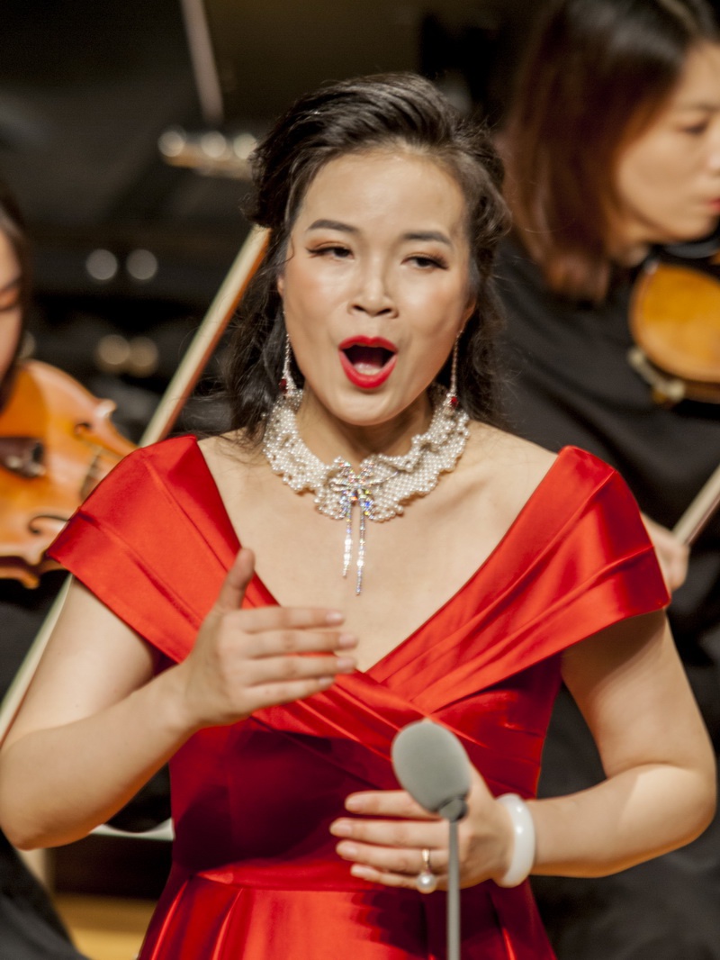 珠宝设计师为母校引吭高歌15曲她是为了啥