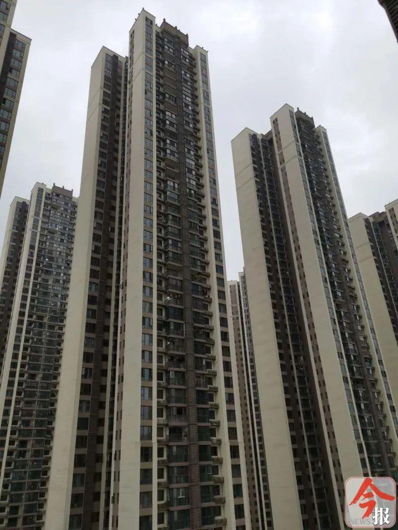 40层楼上突降扳手,楼下小女孩正在玩耍