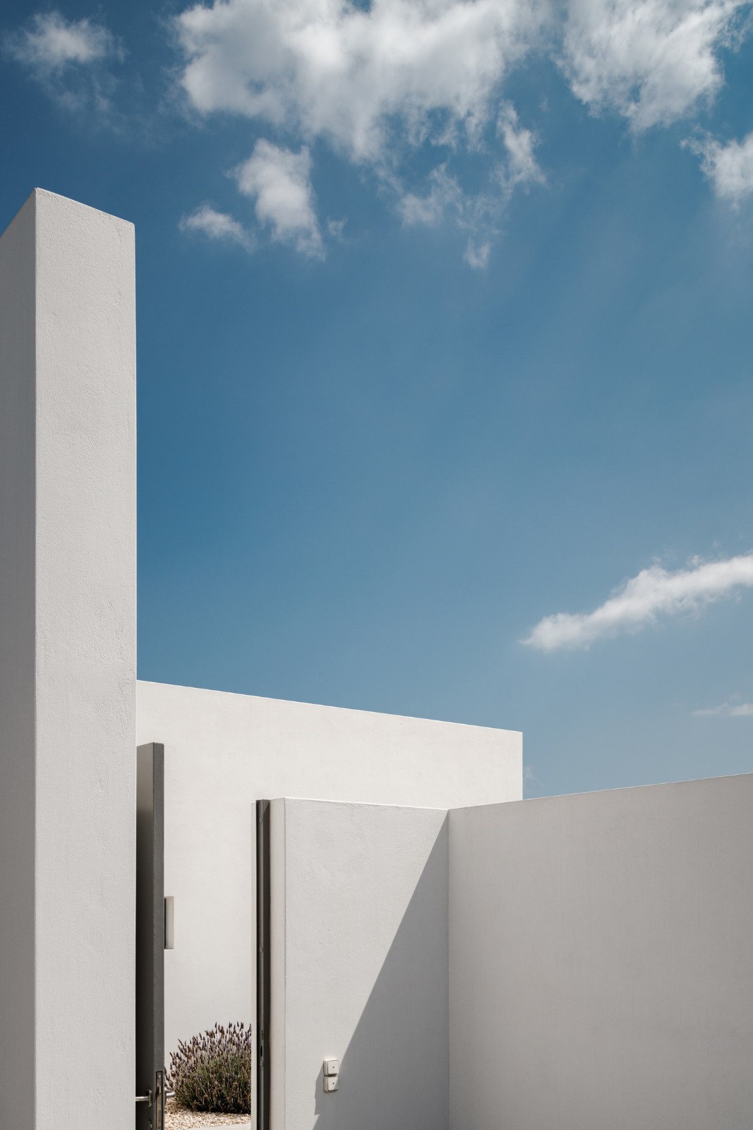 连绵又笔直的白色墙体,爱琴海边上的草原住宅