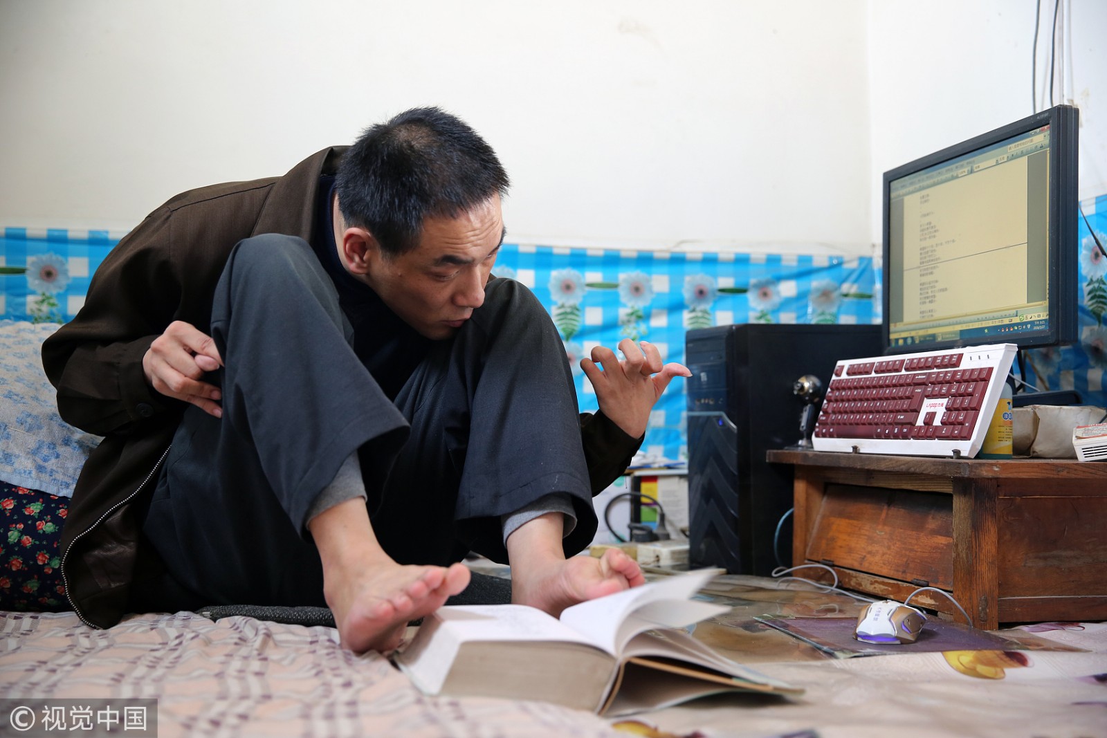 脑瘫诗人痴迷文学 用右脚敲出诗集