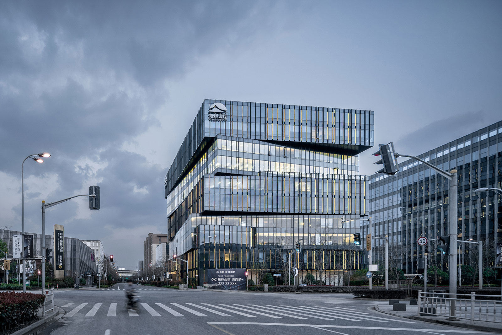 表达重和轻的矛盾与和谐旭辉集团总部大楼