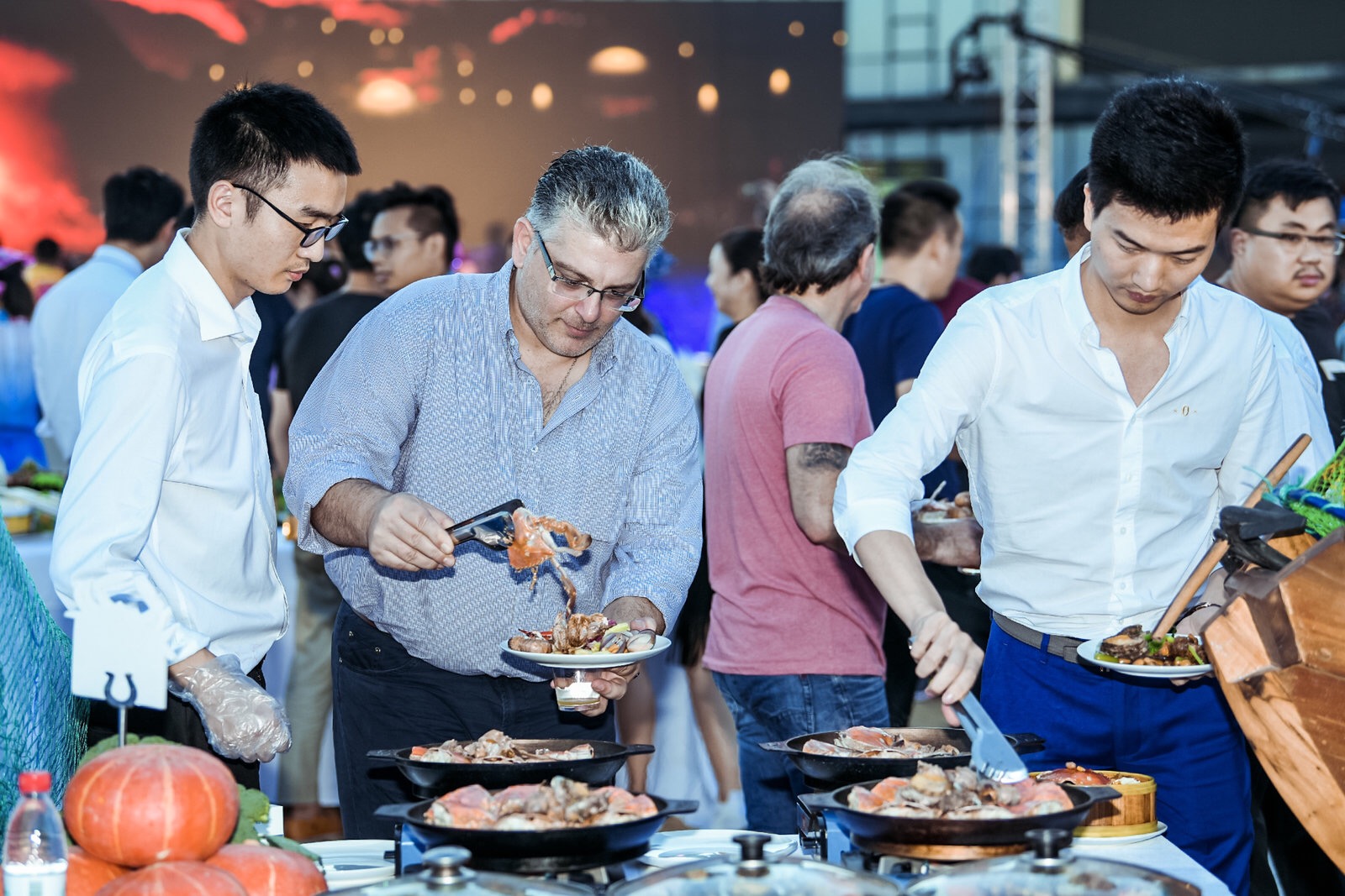 "以蟹会商 以市聚客"东海蟹宴在舟山普陀举行