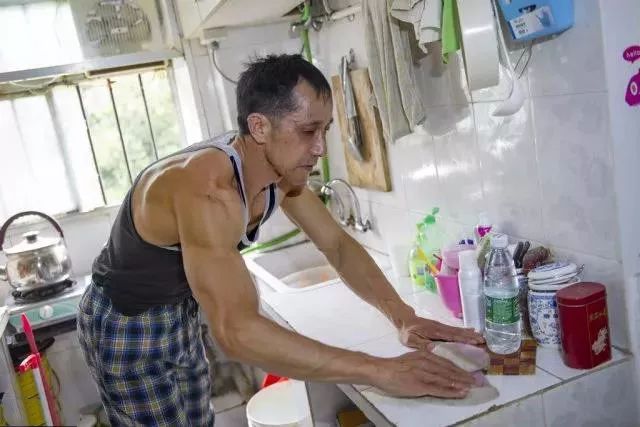 当这个55岁的环卫工人脱下衣服,一身肌肉足以让年轻人汗颜!