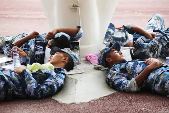 世界睡眠日军人的睡姿最美