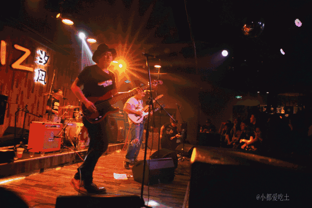 摄影:宋洋而这张风格迥异,同样难以言喻的新专也像酒一样,每个在现场