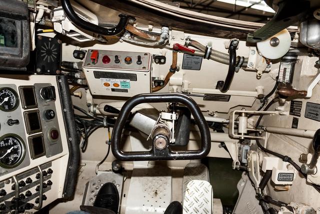 豹ii坦克剖视图豹2 可用炮管顶着一盆香槟轻盈转身,而炮管纹丝不动