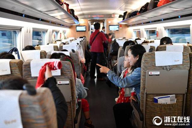 买了第一张g20次复兴号列车车票的陈先生(左三)收到了一份特别的礼物