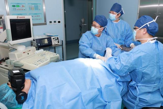 边手术边看视频 省人医用vr镜舒缓患者情绪