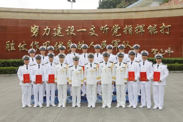 东海舰队举行高级士官晋升军衔仪式