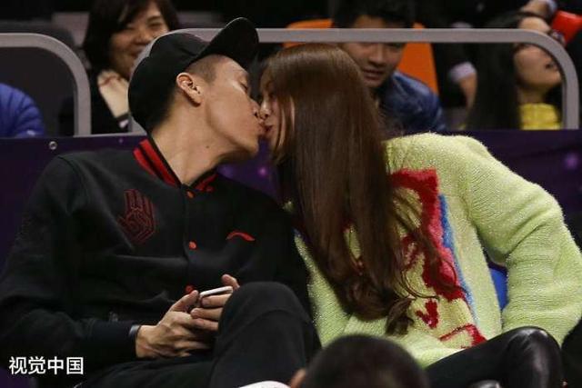 首钢700万先生不与球队合练,与杨毅合照晒大餐,美艳妻子不见踪影