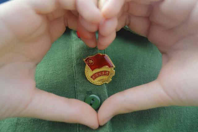 五四青年节来临,宁波学生与团徽合个影