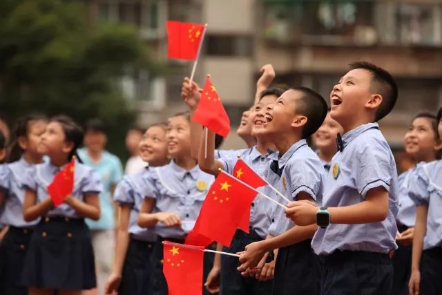 全国花剑冠军张文涛 四位冠军和黄花小学3000多名家长,学生 一起奔跑