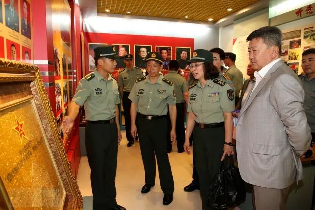 驻澳门部队司令员廖正荣少将,参谋长朱安平大校全程陪同