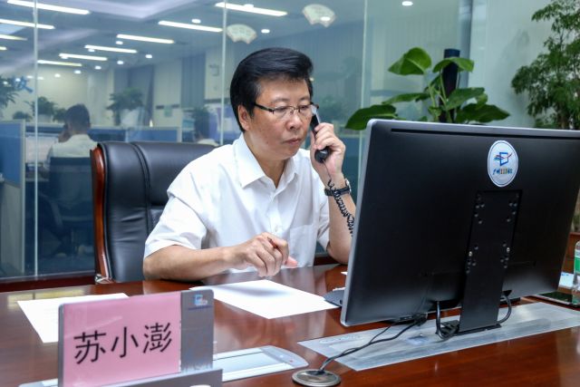 白云区区长苏小澎接听市民来电白云区的街坊们又向白云区区长反映了