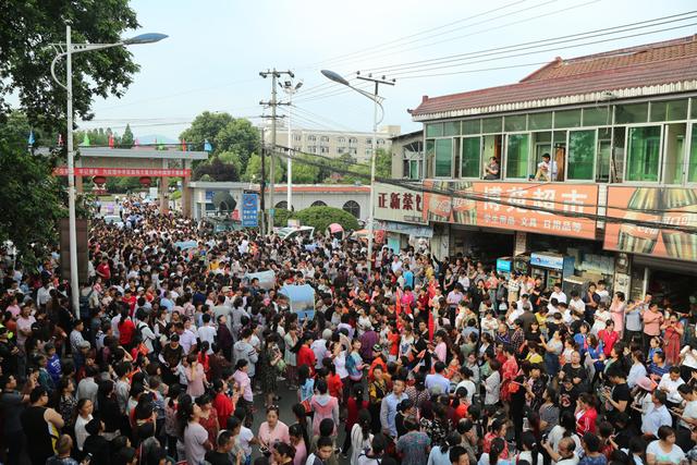 直击毛坦厂中学万人送考大军 11辆"666"牌号车送考