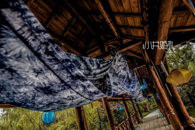 仿古设计,所以在设计上只是以主题色酞青蓝的布幔和灯笼作为吊顶装饰