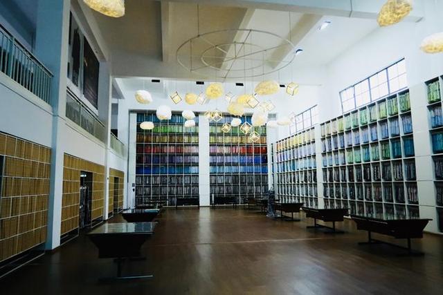 花谱博物馆 记者一行在现场看到,该园区拥有一个存有16万种花型面料的