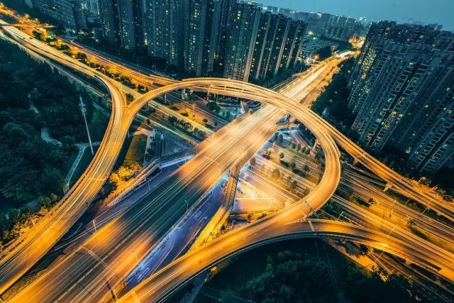 金牛立交小品景观随处可见道路两侧的绿化带比一环二环都要宽太多逛完