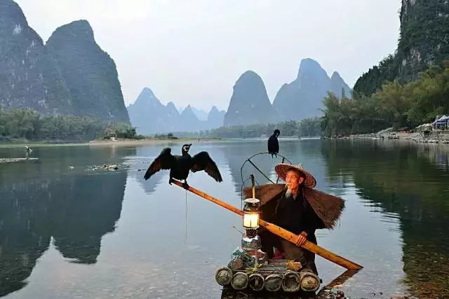 这个鱼塘实行撒网式捕鱼,让顾客穿上蓑衣,戴上斗笠,乘上小舟,扮成渔夫