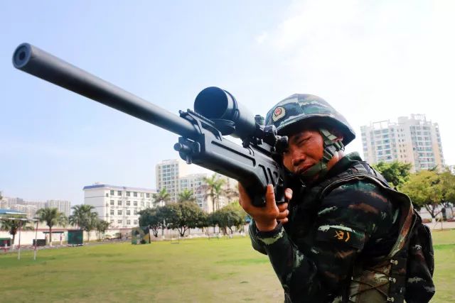 士官符健强进击的铁头