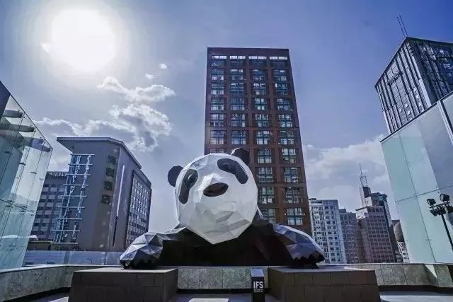 走出巴黎名店,遇见成都艺术